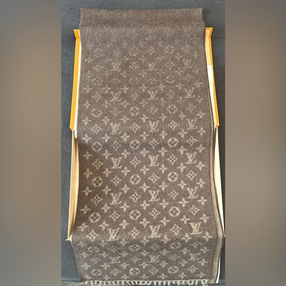 Authentic Men’s Louis Vuitton Scarf - Monogram Gradient Brown - Picture 5 of 7